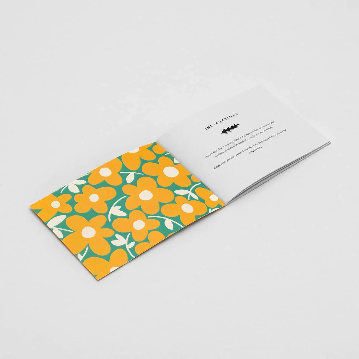 Gardener's Diary in Blumen Daisy Print - Image 3
