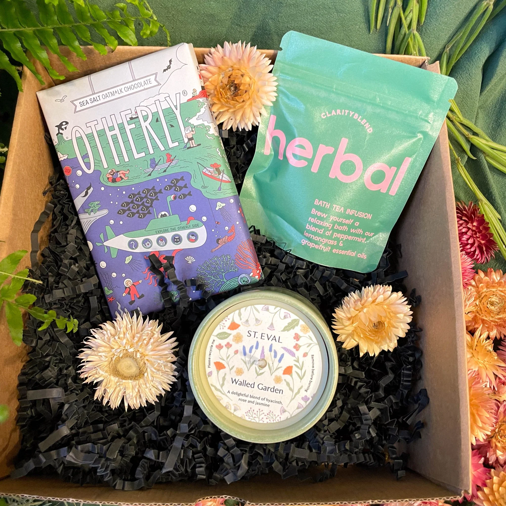 The Chill Out Gift Set - Ceramic St Eval Candle, Bath Brew + Chocolate Bar - Image 2